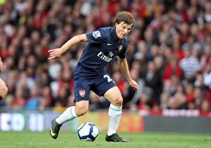 Manchester United v Arsenal 2009-10 Collection: Arshavin's Brilliant Battle: Arsenal vs Manchester United - 2-1 at Old Trafford