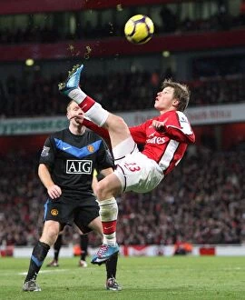 Images Dated 31st January 2010: Arshavin's Struggle Against Manchester United in Arsenal's 1:3 Premier League Defeat (January 2010)