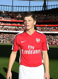 Arsenal V Sunderland 2008-9 Prints: Arshavin's Struggle: A Scoreless Battle at Arsenal vs. Sunderland, 2009