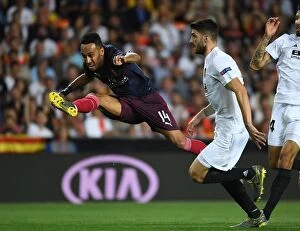 Images Dated 9th May 2019: Aubameyang's Dramatic Goal: Arsenal Reach Europa League Final vs Valencia