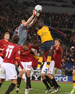 AS Roma v Arsenal 2008-9 Collection: Bacary Sagna (Arsenal) Doni (Roma)