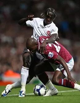 Images Dated 25th October 2009: Bacary Sagna (Arsenal) Henrita Ilunga (West Ham)
