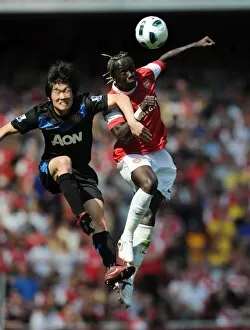 Arsenal v Manchester United 2010-2011 Collection: Bacary Sagna (Arsenal) Ji-Sung Park (Man United). Arsenal 1: 0 Manchester United