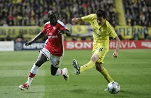 Images Dated 9th April 2009: Bacary Sagna (Arsenal) Joseba Llorente (Villarreal)