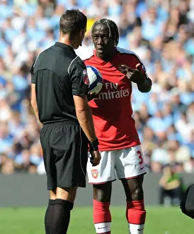Bacary Sagna (Arsenal) talks with referee Mark Clattenburg