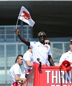 Arsenal Trophy Parade 2014 Collection: Bacary Sagna on the Arsenal Trophy Parade. Islington, 18 / 5 / 14. Credit : Arsenal Football