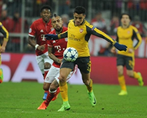 Battle of the Midfield Titans: Sanchez vs. Vidal - Arsenal vs. Bayern Munich, UEFA Champions League (2016-17)