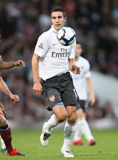 Images Dated 25th October 2009: The Battle of Upton Park: Robin van Persie's Determined Stalemate for Arsenal vs