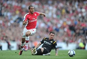 Arsenal v Manchester City 2009-10 Collection: The Battle of the Wings: Walcott vs. Bridge in the Scoreless Arsenal-Man City Clash