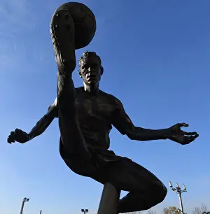 Bergkamp's Legacy: Arsenal's Europa League Battle at the Emirates
