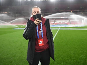 Arsenal Women v Barcelona Women 2021-22 Collection: Beth Mead Gears Up: Arsenal WFC Takes on FC Barcelona in UEFA Women's Champions League at Emirates