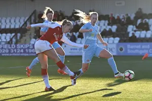 Beth Mead vs. Hayley Sharp: Intense Moment in Arsenal Women vs. Sunderland AFC Ladies WSL Match