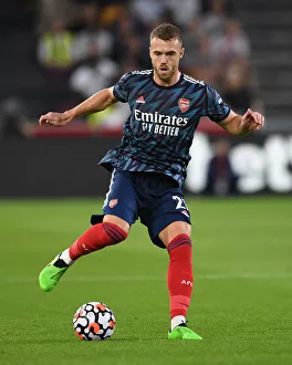 Brentford V Arsenal 2021-22 Prints: Calum Chambers in Action: Arsenal vs. Brentford (2021-22)