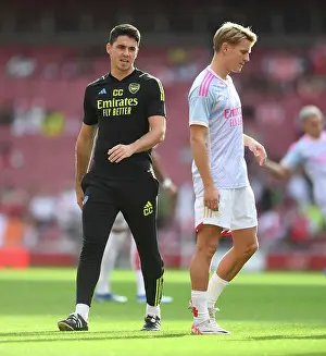 Carlos Cuesta: Arsenal Coach Prepares for Premier League Showdown against Manchester City (2023-24)