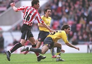 Sunderland v Arsenal 2005-06 Collection: Cesc Fabregas beats Daryl Murphy to shoot past Sunderland goalkeeper Kelvin Davis to score the 2nd A