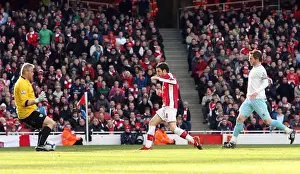 Cesc Fabregas scores Arsenals 1st goal past Brian Jensen (Burnley)