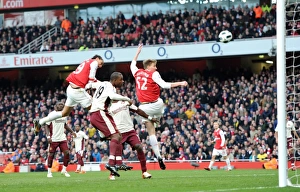 Chamakh's Thwarted Header: Arsenal vs Sunderland, 0-0