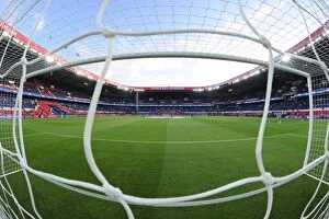 Paris Saint Gernain v Arsenal 2016-17 Collection: Champions League Showdown: Paris Saint-Germain vs Arsenal at Parc des Princes, 2016