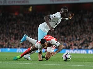 Arsenal v West Ham United 2016-17 Collection: Clash at Emirates: Walcott vs Masuaku