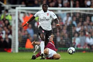Eboue Emmanuel Collection: Clash of the Midfielders: Eboue vs. Noble in the Intense 2-2 Battle at Upton Park