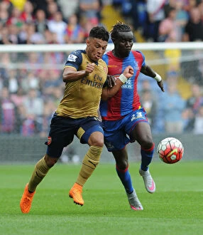 Images Dated 16th August 2015: Clash at the Palace: Oxlade-Chamberlain vs. Souare - Premier League Battle (Arsenal vs)