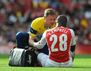 Colin Lewin the Arsenal Physio treats Joel Campbell (Arsenal). Arsenal 5: 1 Benfica