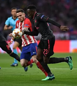 Atletico Madrid v Arsenal 2017-18 Collection: Danny Welbeck (Arsenal) Saul (Atletico). Atletico Madrid 1: 0 Arsenal
