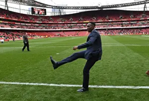 Danny Welbeck: Arsenal's Determined Striker Amidst Arsenal FC vs Brighton & Hove Albion Battle, Premier League 2018-19