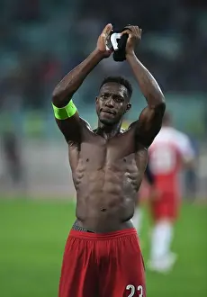 Danny Welbeck Celebrates with Arsenal Fans after UEFA Europa League Victory over Qarabag FK