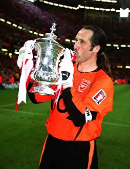 David Seaman kisses the FA Cup. Arsenal 1: 0 Southampton. The F