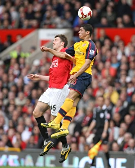 Manchester United v Arsenal 2008-09 Collection: Denilson (Arsenal) Michael Carrick (Man United)