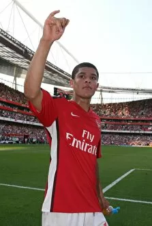 Denilson Collection: Denilson (Arsenal) waves to the fans after the match