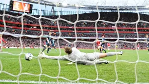 Denilson shoots past West Ham goalkeeper Robert Green to score the 1st Arsenal goal