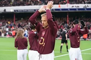 Arsenal v Blackburn Rovers 2005-6 Collection: Dennis Bergkamp (Arsenal) claps the fans before the match