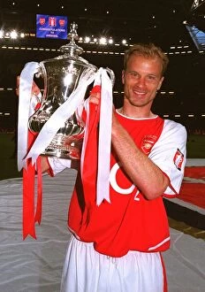 Images Dated 7th April 2005: Dennis Bergkamp (Arsenal) with the FA Cup Trophy. Arsenal 1: 0 Southampton