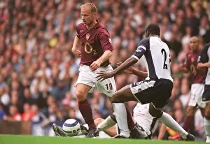 Images Dated 29th October 2005: Dennis Bergkamp (Arsenal) Ledley King (Tottenham)