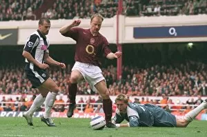 Images Dated 17th April 2006: Dennis Bergkamp (Arsenal) Neil Clement and Tomasz Kuszczak (West Brom)
