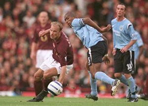 Arsenal v Man City 2005-6 Collection: Dennis Bergkamp (Arsenal) Sylvain Distin (Man City)