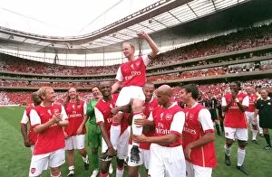 Bergkamp Dennis Collection: Dennis Bergkamp is chaired by Patrick Vieira and Thierry Henry and the rest of the Arsenal Legends