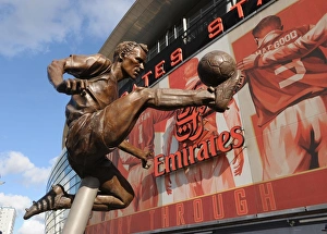 Dennis Bergkamp Statue Unveiled: Arsenal vs. Sunderland, Premier League 2013-14
