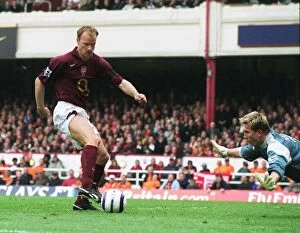 Images Dated 17th April 2006: Dennis Bergkamp takes the ball away from Neil Clement and Tomasz Kuszczak