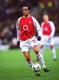 Images Dated 16th November 2006: Edu in Action: Arsenal vs Leicester City, FA Premiership, 2003