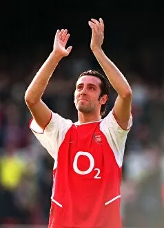 Edu Gallery: Edu (Arsenal) claps the fans at the end of the match
