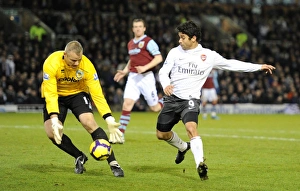 Eduardo (Arsenal) Brian Jensen (Burnley). Burnley 1:1 Arsenal, Barclays Premier League Eduardo (Arsenal) Brian Jensen (Burnley). Burnley 1:1 Arsenal, Barclays Premier League
