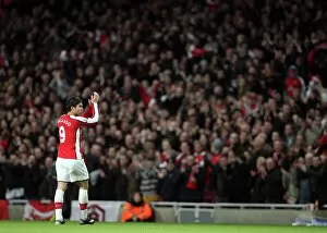 Eduardo Collection: Eduardo (Arsenal) claps the fans as his is substituted