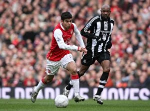 Arsenal v Newcastle United FC Cup 2007-8 Collection: Eduardo (Arsenal) Claudio Cacapa (Newcastle United)