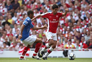Arsenal v Portsmouth 2009-10 Collection: Eduardo (Arsenal) Hayden Mullins (Portsmouth)