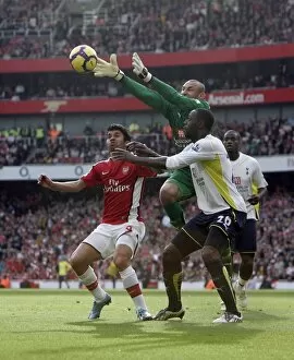 Images Dated 31st October 2009: Eduardo (Arsenal) Heurelho Gomes and Ledley King (Tottenham)