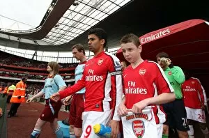 Images Dated 8th March 2009: Eduardo (Arsenal) leads the team out