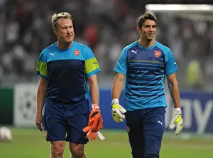 Emi Martinez (Arsenal) and Gerry Peyton Arsenal Goalkeeping Coach. Besiktas 0: 0 Arsenal